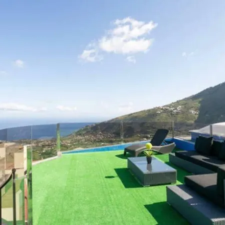Light & Spacious Penthouse *terrace *amazing Views Nyaraló *